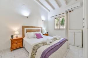 een slaapkamer met een groot bed en een raam bij Villas Guzman - Beniali in Moraira +41 foto's