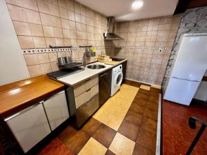 een kleine keuken met een wastafel en een koelkast bij Ca Borines in Borines