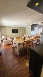 Una sala de estar con una mesa y sillas y un sofá. en Departamento Caseros, en Salta 176 fotos más