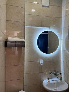 Tiflisi Hostel في تبليسي: حمام مع حوض ومرآة