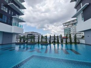 een groot zwembad in het midden van twee gebouwen bij KL 8 pax Taman Desa Home Midvalley Bangsar TA17 in Kuala Lumpur
