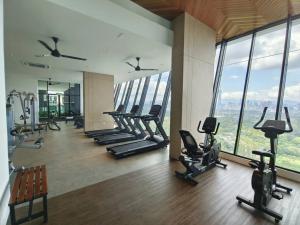 een fitnessruimte met een rij loopbanden en crosstrainers bij KL 8 pax Taman Desa Home Midvalley Bangsar TA17 in Kuala Lumpur