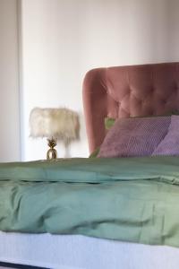 - une chambre avec un lit doté d'une tête de lit avec des plumes dans l'établissement Cozy & Charming City Apartment, à Vienne