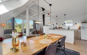 cocina y comedor con mesa de madera y sillas en 2 Bedroom Gorgeous Home In Skjern, en Skjern