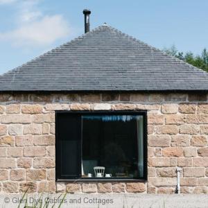 バンチョリーにあるNumber 2 Steading Cottageのレンガ造りの建物(バスケットボール用フープ付きの窓あり)