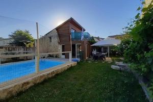een huis met een zwembad in een tuin bij Grande maison de famille avec piscine couverte in Nieulle-sur-Seudre