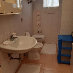 La salle de bains est pourvue d'un lavabo et de toilettes. dans l'établissement Casa vacanze Zaccaro, à Tropea
