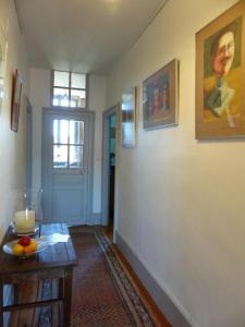 una habitación con una mesa y una vela en la pared en Aux baboteurs GDF, en Vallon-en-Sully