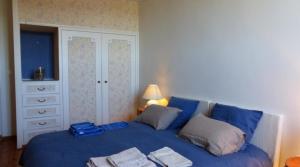 Un dormitorio con una cama azul con toallas. en Aux baboteurs GDF, en Vallon-en-Sully