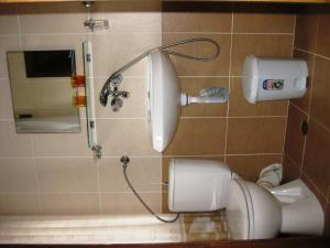 La salle de bains est pourvue d'une douche, de toilettes et d'un lavabo. dans l'établissement Chardaka Guest House, à Kalofer