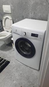 lavatrice in bagno con servizi igienici di Amelja's Apartment a Shkodër