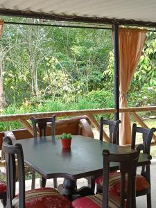 una mesa y sillas frente a una ventana en El ZORZAL en Salento