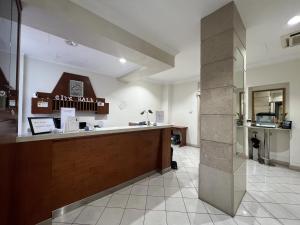 vestíbulo del hotel con recepción y mostrador en City Hall, en Catania