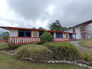 a house with a red white and blue at El ZORZAL in Salento