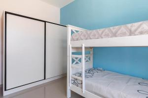 1 dormitorio con litera y marco de litera en Departamento en San Rafael en San Rafael