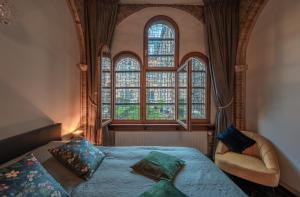 una camera con un letto e una grande finestra di LOFT d'O a Ypres