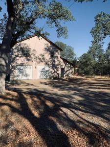 una grande casa con un albero di fronte di Beautiful and Relaxing Guest House!! a Redding