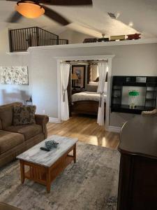 uma sala de estar com um sofá e uma mesa em Beautiful and Relaxing Guest House!! em Redding