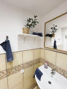 y baño con lavabo y espejo. en Flat white flat, en Praga