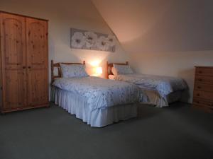 1 dormitorio con 2 camas y vestidor en Church Holiday Apartments, en Robin Hood's Bay