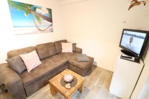 庫克斯港的住宿－Appartementhaus-Kogge-Wohnung-12，客厅配有棕色沙发和电视