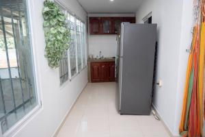 een keuken met een roestvrijstalen koelkast in een kamer bij cabaña villa Oti 1 in Ciénaga