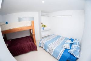 - une chambre avec des lits superposés et une couverture bleue dans l'établissement cabaña villa Oti 1, à Ciénaga