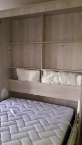ein Etagenbett mit zwei Kissen darüber in der Unterkunft Mer - Plage Lazaret in Sète
