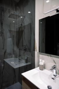 A bathroom at Salotto Room Boutique Pescara