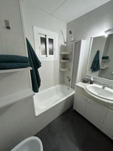 biała łazienka z wanną i umywalką w obiekcie DUPLEX PLAYA w Blanes
