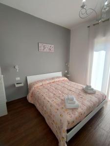 Un dormitorio con una cama con dos zapatos. en Desidora B&B, en Mirabella Eclano