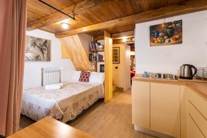 ローマにあるAppartamento Montiのベッドとキッチン付きの小さな部屋