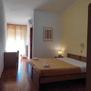 um quarto com uma cama grande num quarto em Piccolo Hotel Nuova gestione em Cala Gonone
