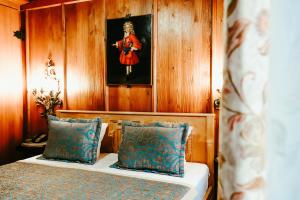 um quarto com uma cama com uma fotografia na parede em Atlas Grand Hotel em Garmisch-Partenkirchen