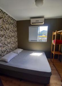 Ce lit se trouve dans un dortoir doté d'une fenêtre et d'un lit sidx sidx. dans l'établissement Hostel Floripa Lake House Lagoa Conceiçao 24HORAS, à Florianópolis