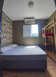 - une chambre avec un lit et une fenêtre dans l'établissement Hostel Floripa Lake House Lagoa Conceiçao 24HORAS, à Florianópolis