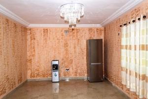 um quarto com um telefone público no canto de uma parede em M & B Residence em Freetown