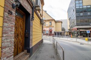 un edificio con una puerta al lado de una calle en Rooms BAUMAN en Osijek