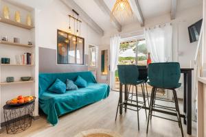 - un salon avec un canapé bleu et une table dans l'établissement Eureka emeraude, au Cap d'Agde