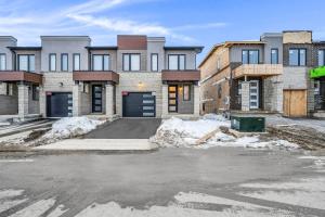 un aparcamiento vacío frente a un edificio en Lavish Home on Scenic Mountain - King Bed, en Hamilton