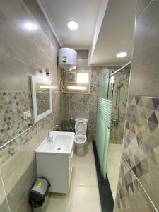 Ένα μπάνιο στο A1 Deluxe Apartments
