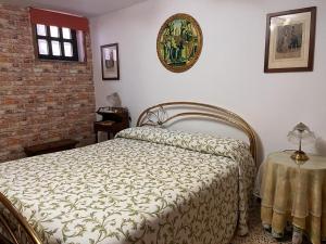 a bedroom with a bed and a table in it at Casa fra gli ulivi di Giuseppe in Sonnino