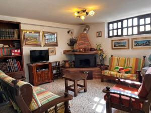 uma sala de estar com um sofá e uma lareira em Casa fra gli ulivi di Giuseppe em Sonnino
