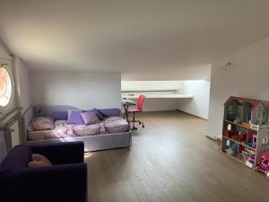 sala de estar con cama y escritorio en Arianna Golf - Appartamento con camino e sauna golf club Margara en Fubine