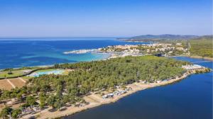 une vue aérienne sur une île dans l'eau dans l'établissement ClickSardegna Villa Lavinia con piscina e accesso alla laguna Calich, à Casa Linari