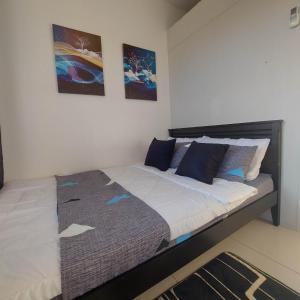 1BR Condo Unit by Nartleb Staycation tesisinde bir odada yatak veya yataklar