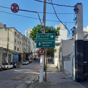 un letrero de la calle al lado de una calle de la ciudad en Studio próximo Avenida Paulista - Bela 02, en São Paulo