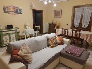 uma sala de estar com um sofá e uma sala de jantar em Via del Fusato 13 Casa Carla em Chiusi della Verna