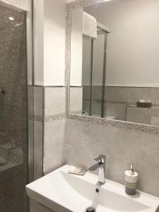 A bathroom at La Boa B&B