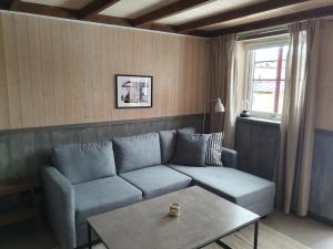sala de estar con sofá y mesa en Epokgården, en Öregrund